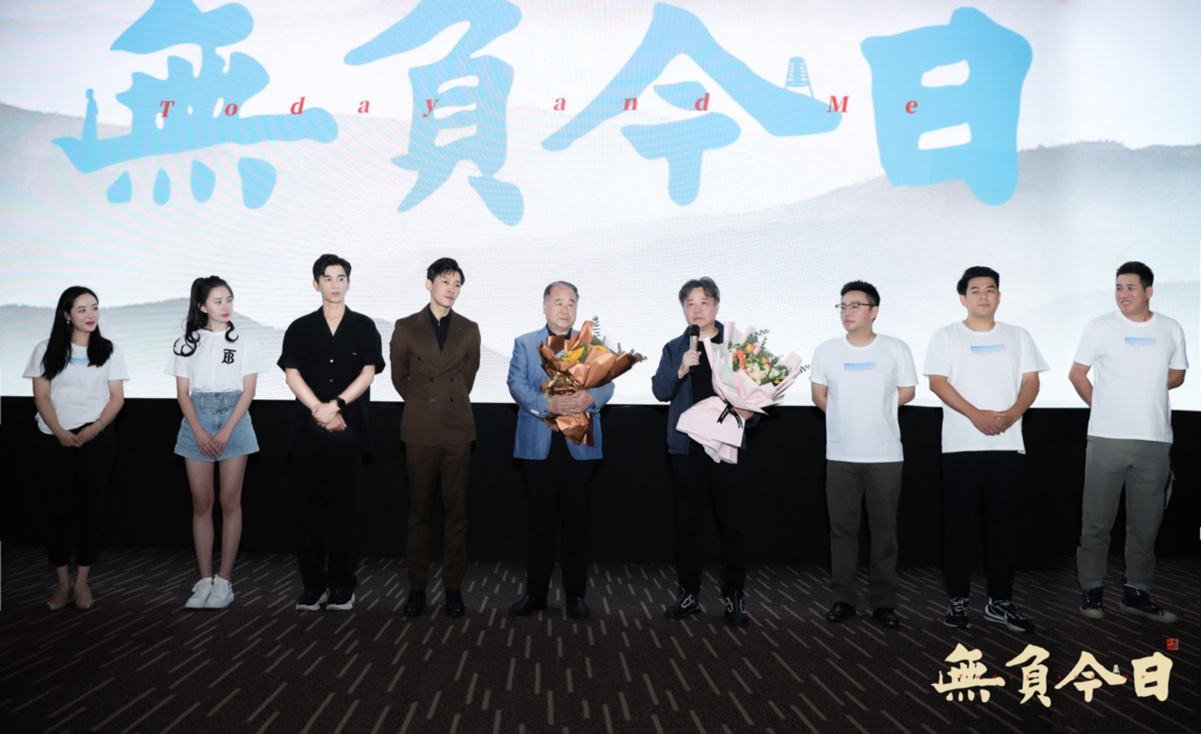 一群人站在一起
描述已自动生成