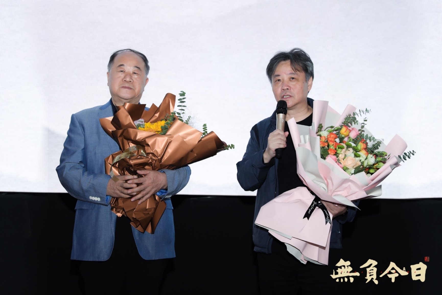 男人和女人在吃东西
描述已自动生成