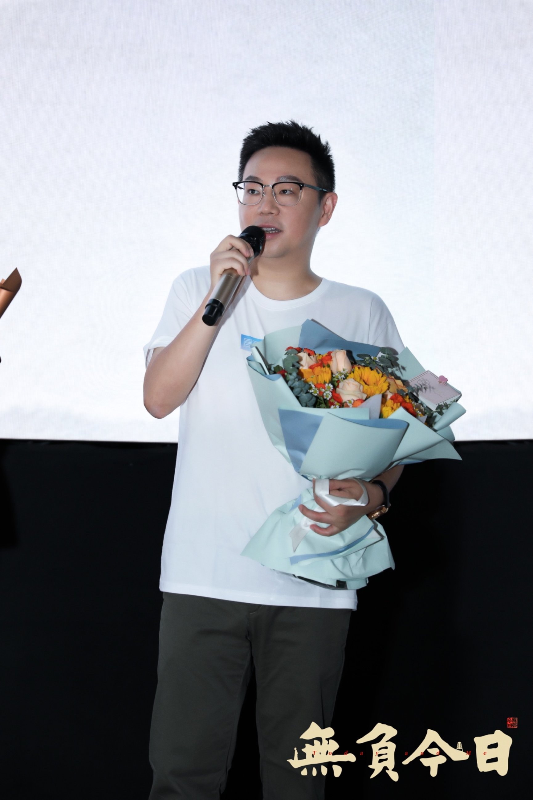 穿白色衣服的人在吃东西
描述已自动生成