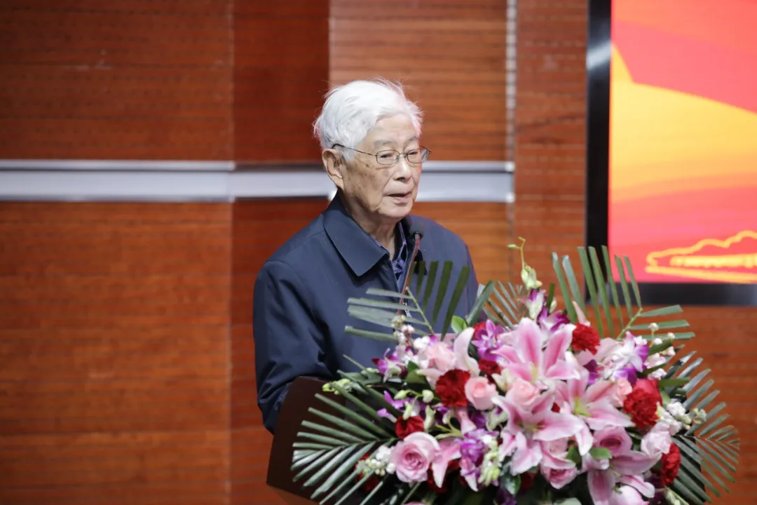 09漫画网站
资深教授 顾明远先生.jpg