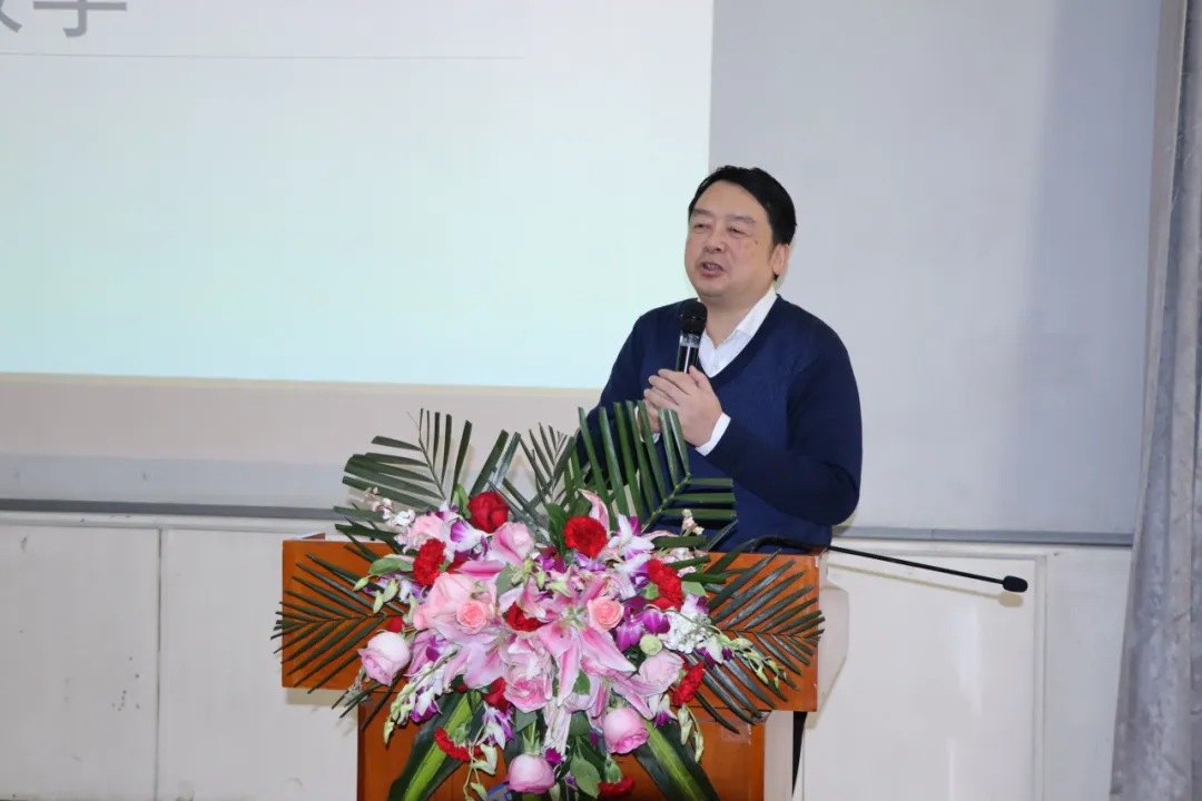 37漫画网站
第二附属中学正高级教师  何杰老师.jpg